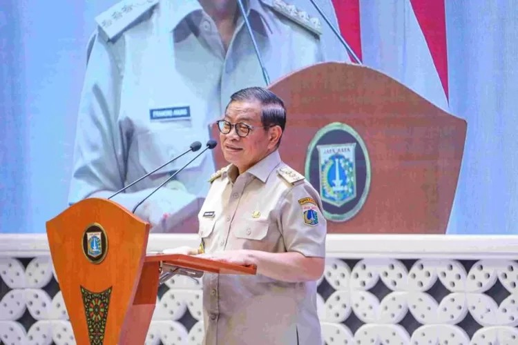 Gubernur DKI Jakarta, Pramono Anung, kembali menyerahkan ribuan ijazah kepada warga ibu kota dalam program pemutihan ijazah yang digagas Pemerintah Provinsi (Pemprov) DKI. (Pajak.com)